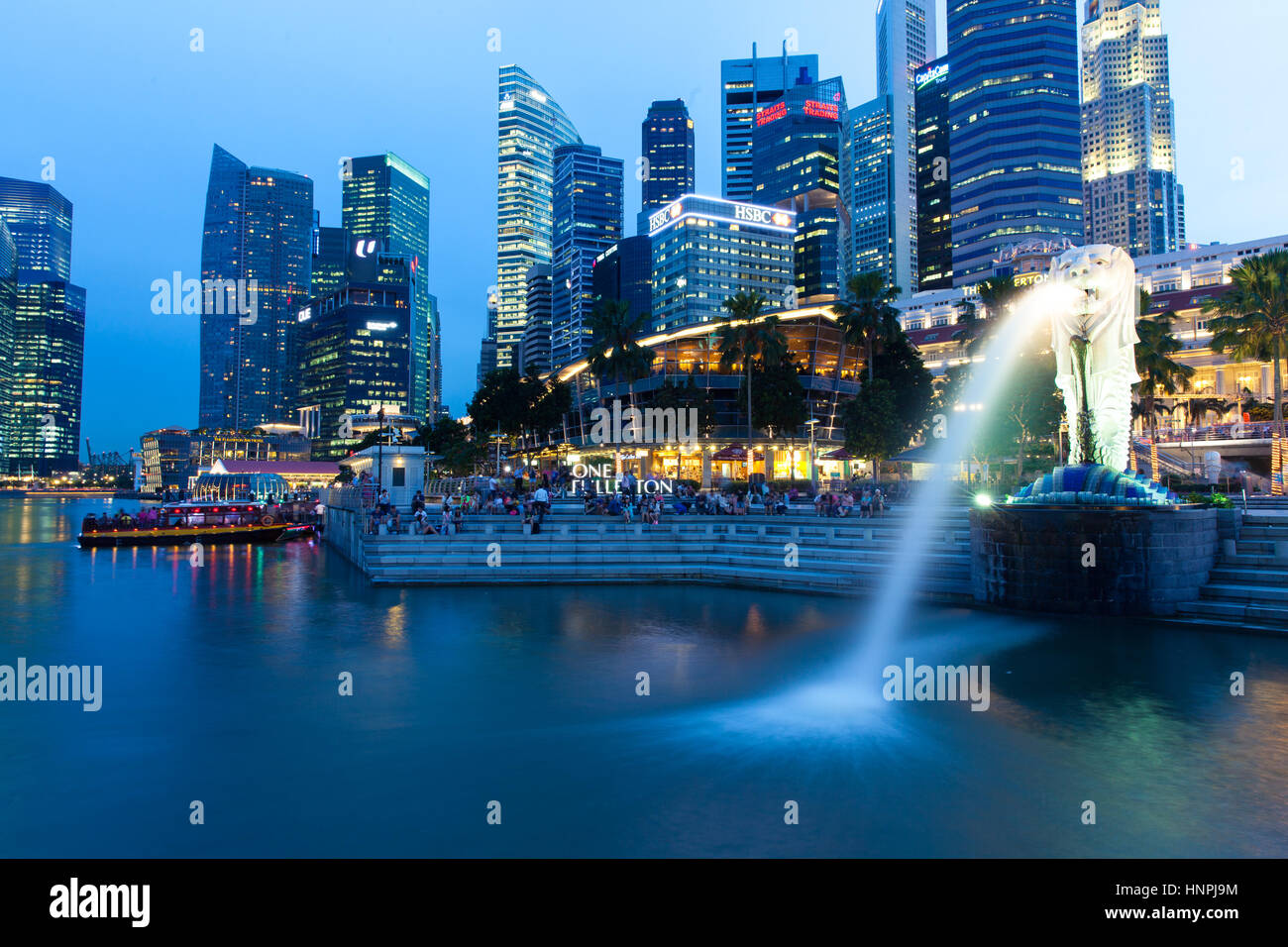 Singapur - Juli 15 berühmten Merlion Brunnen - das Symbol von Singapur und Central Business District Skyline bei Nacht am 15. Juli 2013. Stockfoto