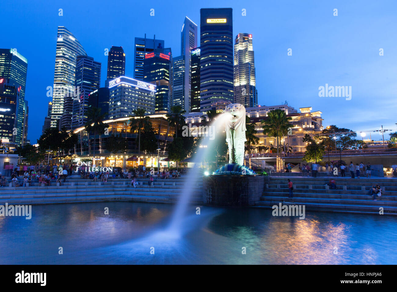 Singapur - Juli 15 berühmten Merlion Brunnen - das Symbol von Singapur und Central Business District Skyline bei Nacht am 15. Juli 2013. Stockfoto