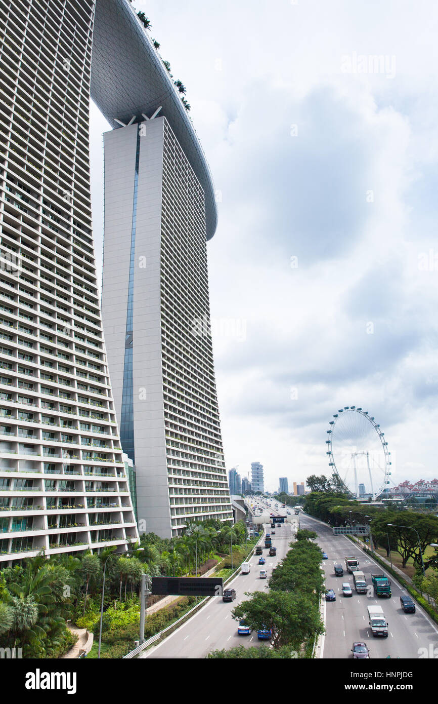 Marina Bay Sands Hotel und Singapore Flyer tagsüber am 9. Juli 2013. Stockfoto