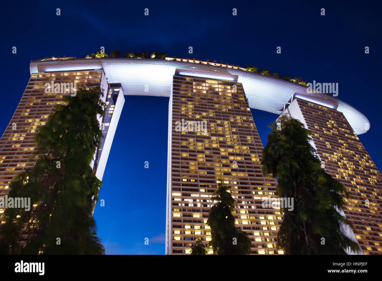 Marina Bay Sands Hotel in der Nacht, Singapur Stockfoto