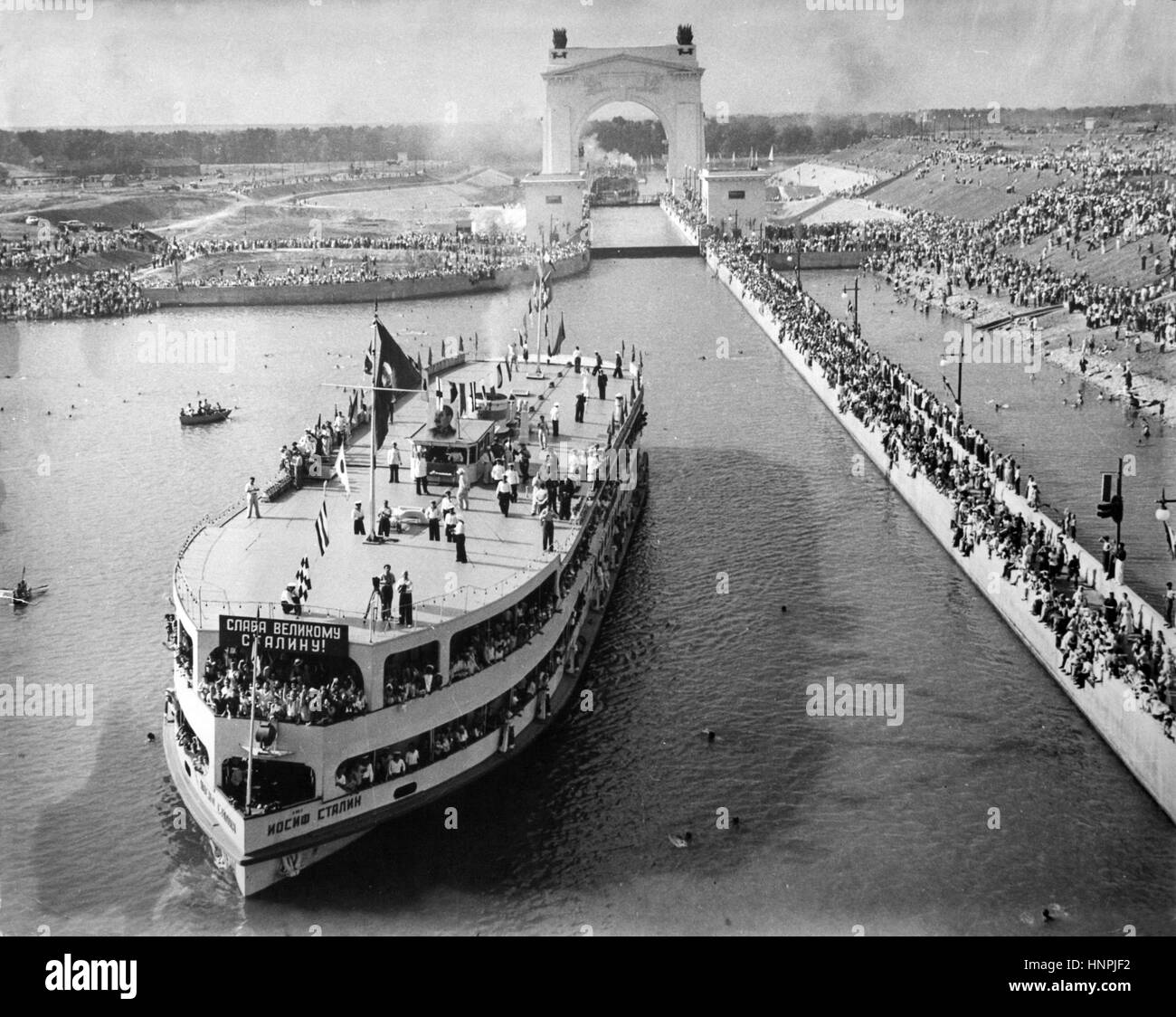 Freude, Menschen zu begrüßen das Schiff "Joseph Stalin' bei der Eröffnung des Wolga-Don-Kanals am 27. Juli 1952 in der Nähe von Stalingrad (in der Nähe von Wolgograd). Foto: Jewgeni Chaldei | weltweite Nutzung Stockfoto