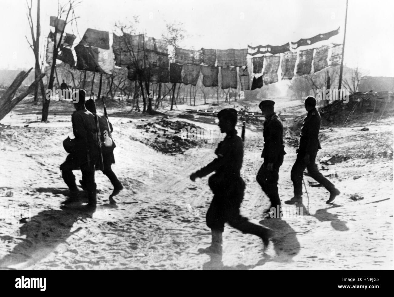 Das Bild der Nazi-Propaganda zeigt deutsche Wehrmachtssoldaten in Stalingrad (heute Wolgograd). Aufgenommen im Oktober 1942. Ein Nazi-Staatsreporter schrieb auf der Rückseite des Bildes auf 21.10.1942: "Militärpolizisten durchqueren die Höfe und Stadtviertel von Stalingrad auf der Suche nach versteckten Waffen und anderen Materialien." Fotoarchiv für Zeitgeschichte - KEIN KABELDIENST - | weltweite Nutzung Stockfoto