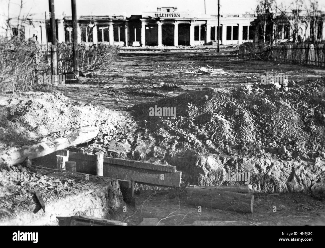 Die NS-Propaganda-Bild zeigt einen Bunker vor der bitter umkämpften "Dzierzynski" Traktor und Tank-Fabrik im Norden von Stalingrad (heute Volgograd). Aufgenommen im November 1942, nachdem es von der deutschen Wehrmacht erobert wurde. Ein NS-Staat-Reporter hat auf der Rückseite des Bildes auf 07.11.1942, geschrieben "die zerstörte Traktorenfabrik in der Hochburg von Stalingrad. Über diese Fabrik wurde ein erbitterter Kampf gekämpft. Die Bolschewiki hatten umgeben das weitläufige Gelände mit Bunkern und Einbäume, die 10 Meter in den Boden ging, um Eindringen von deutschen Truppen zu verhindern. " Foto: Berline Stockfoto