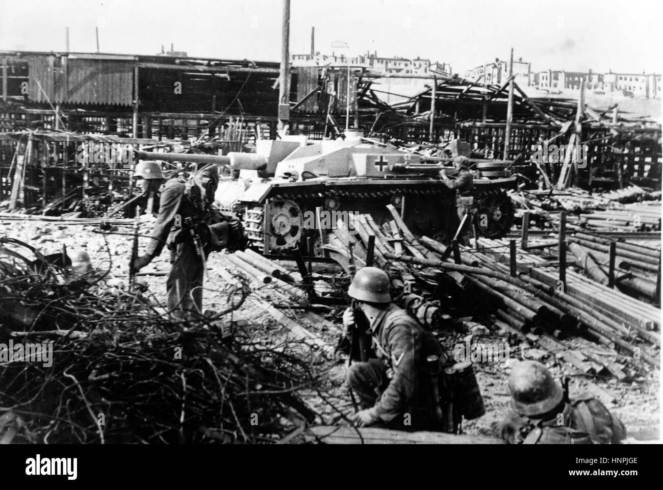 Das Bild der Nazi-Propaganda zeigt deutsche Wehrmachtssoldaten in der Waffenfabrik "Barrikaden" im Norden von Stalingrad (heute Wolgograd). Aufgenommen im November 1942. Fotoarchiv für Zeitgeschichte - KEIN KABELDIENST - | weltweite Nutzung Stockfoto