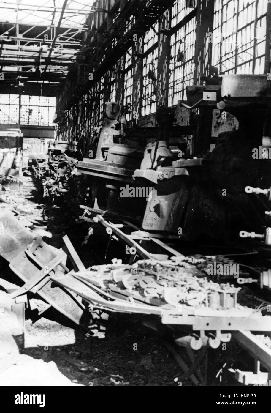 Das Bild der Nazi-Propaganda zeigt die zerstörte Traktor- und Tankfabrik „Dzerzhinsky“ im Norden von Stalingrad (heute Wolgograd). Aufgenommen im November 1942, nachdem es von der deutschen Wehrmacht gefangen genommen wurde. Ein Nazi-Staatsreporter hat auf die Rückseite des Bildes auf 07.11.1942 geschrieben: "Das zerstörte Traktorwerk in der Hochburg von Stalingrad. Das Transformatorsystem der Fabrik. Fotoarchiv für Zeitgeschichte - KEIN KABELDIENST - | weltweite Nutzung Stockfoto