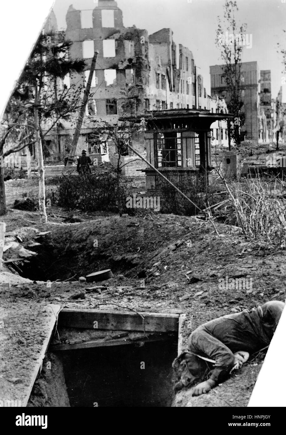 Das Bild der Nazi-Propaganda zeigt eine Straßenszene in der Stadt Stalingrad (heute Wolgograd), um die die deutsche Wehrmacht und die Rote Armee gekämpft haben. Aufgenommen im Oktober 1942. Fotoarchiv für Zeitgeschichte - KEIN KABELDIENST - | weltweite Nutzung Stockfoto