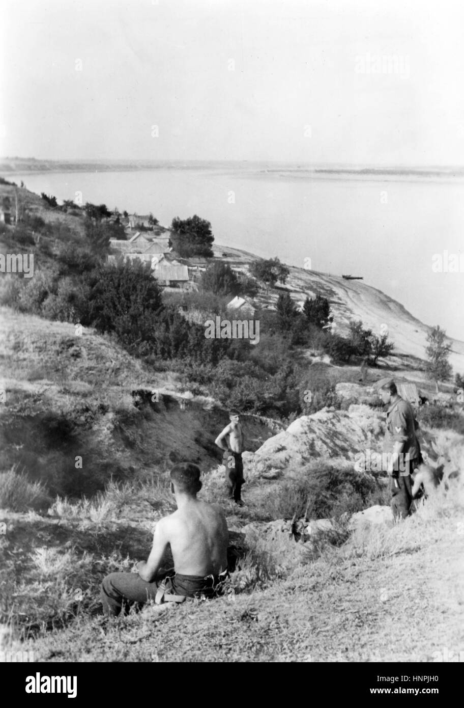 Das Bild der Nazi-Propaganda zeigt deutsche Wehrmachtssoldaten an der Ostfront am Fluss Wolga bei Stalingrad (heute Wolgograd). Ein Nazi-Staatsreporter schrieb auf die Rückseite des Bildes auf 05.09.1942: "Unsere Truppen am Ufer des Wolga. Vor ein paar Tagen erreichten die deutschen Truppen nördlich von Stalingrad die Wolga. Nach dem wochenlangen marsch durch die Steppe bietet der Fluss Wolga einen angenehmen Tapetenwechsel. Vom steilen westlichen Ufer mit seiner starken Strömung hat man einen guten Blick auf die Landschaft im Osten." Fotoarchiv für Zeitgeschichte - NO WIRE SERVICE - | usa Stockfoto