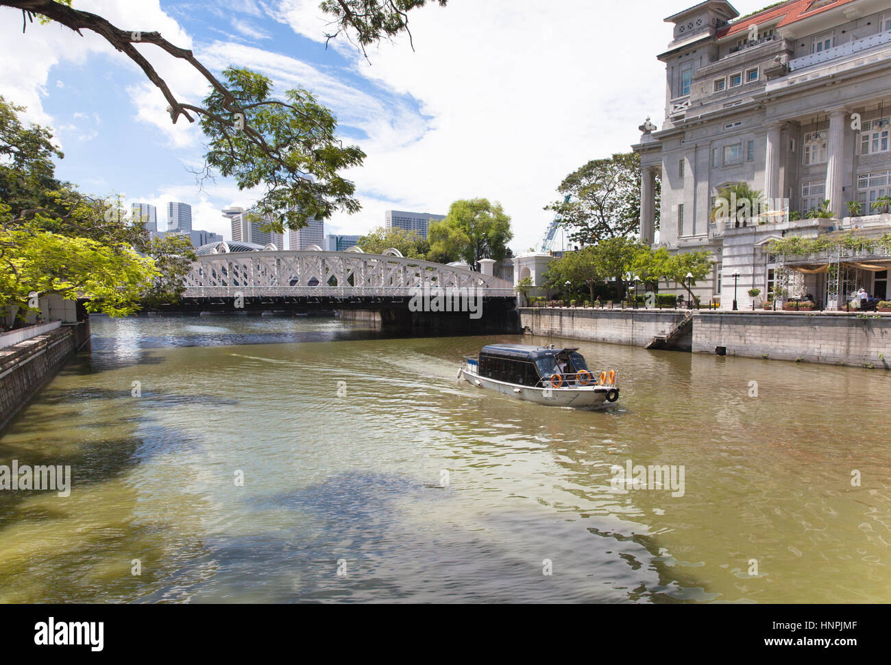 Tagsüber Ansicht des Singapore River mit CBD Wolkenkratzern im Hintergrund, Singapur. Stockfoto