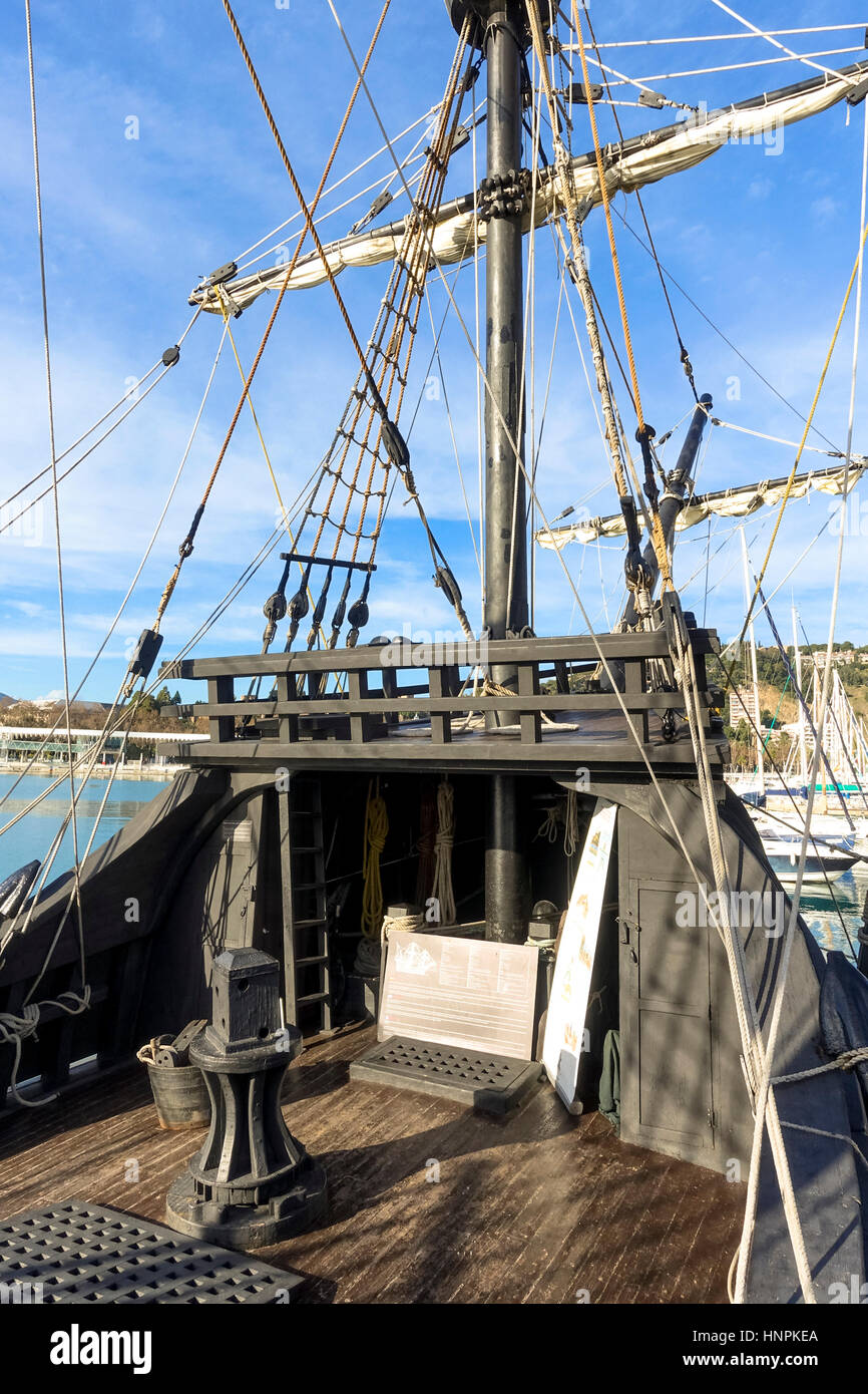Nachbildung der alten spanischen Galeone, Nao Victoria, Schiff, Schiff, Boot aus dem 16. Jahrhundert im Hafen von Malaga. Stockfoto