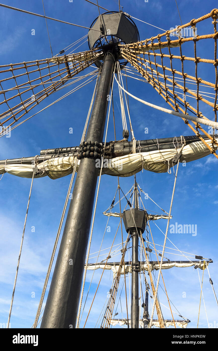 Krähennest Replik alte spanische Galeone, Nao Victoria, Schiff, Schiff, Boot aus dem 16. Jahrhundert im Hafen von Malaga. Stockfoto