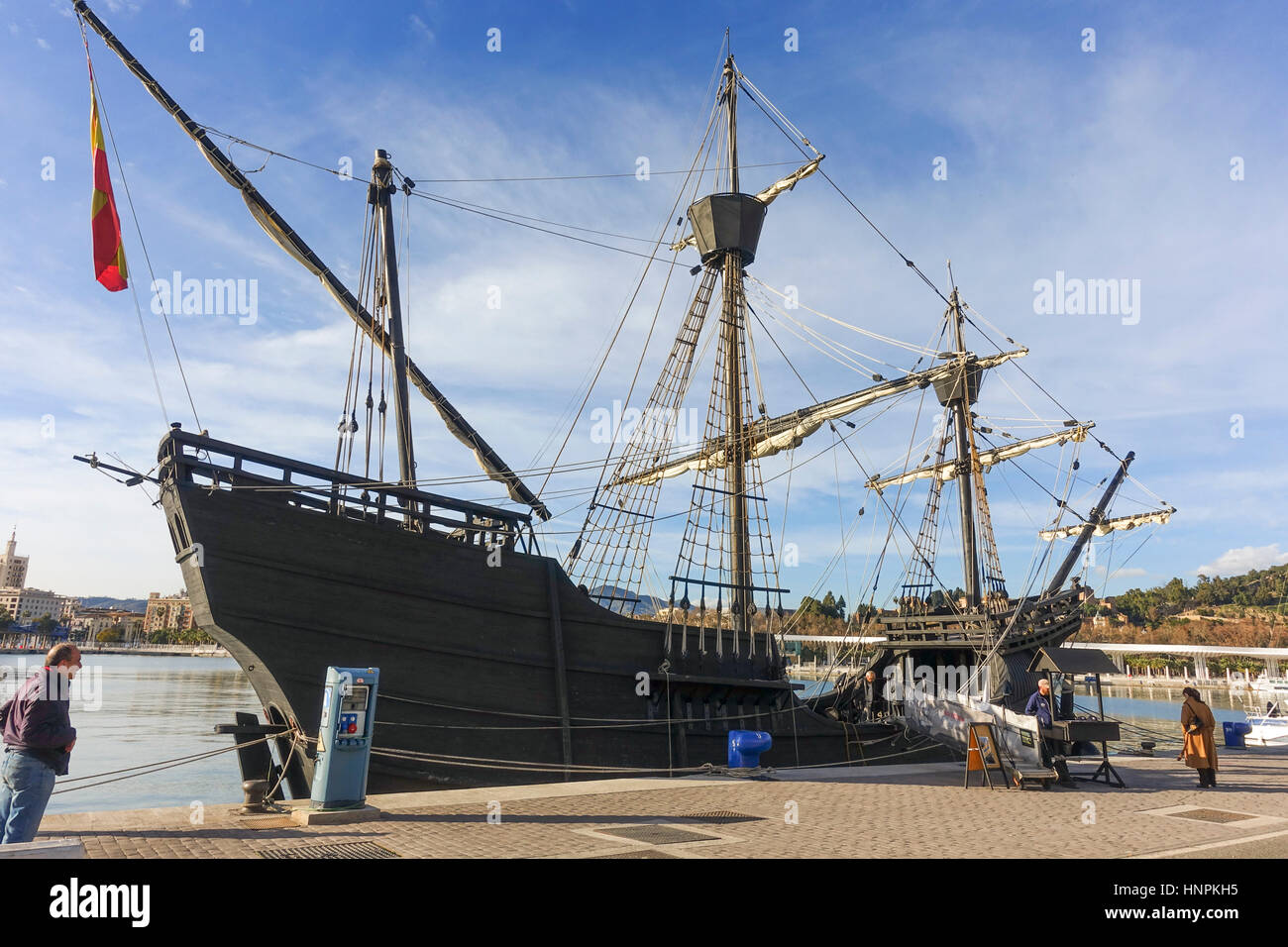 Nachbildung der alten spanischen Galeone, Nao Victoria, Schiff, Schiff, Boot aus dem 16. Jahrhundert im Hafen von Malaga. Stockfoto