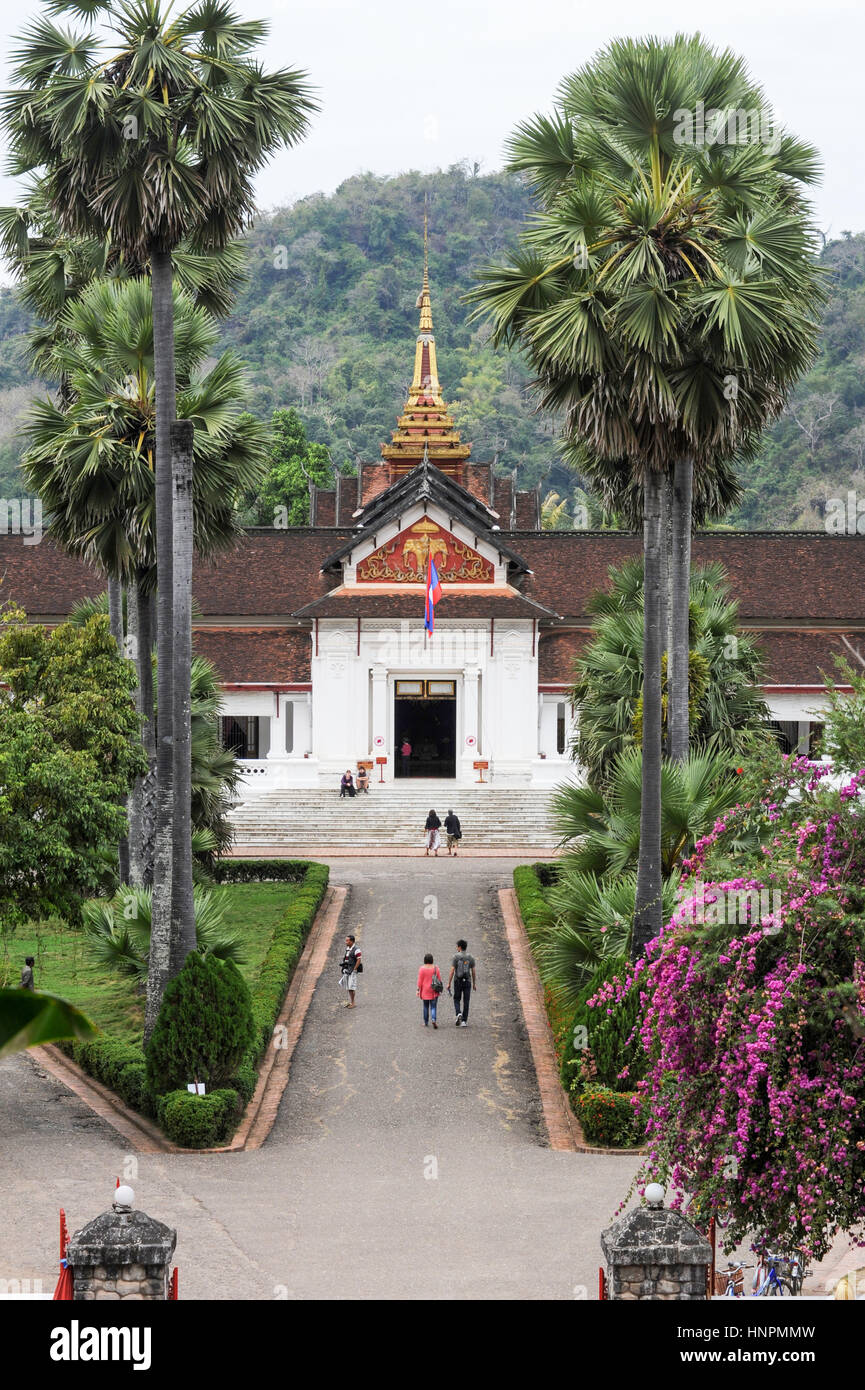 Luang Prabang, Laos - 12. Januar 2012: Passanten vor dem Königspalast in Luang Prabang in Laos Stockfoto