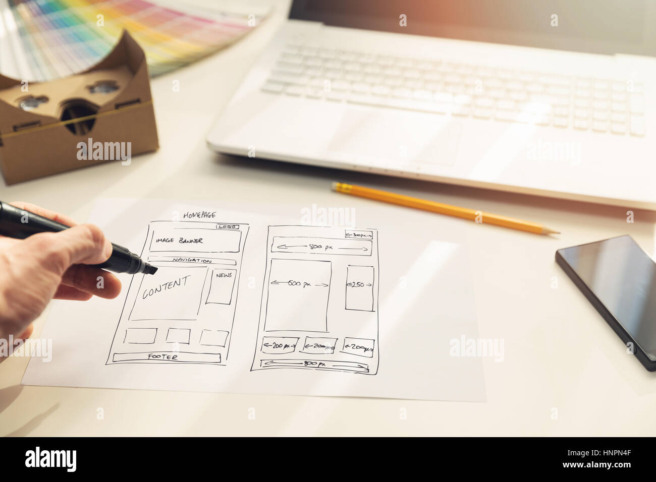 Designer Zeichnung Website Entwicklung Wireframe auf Papier im Büro Stockfoto