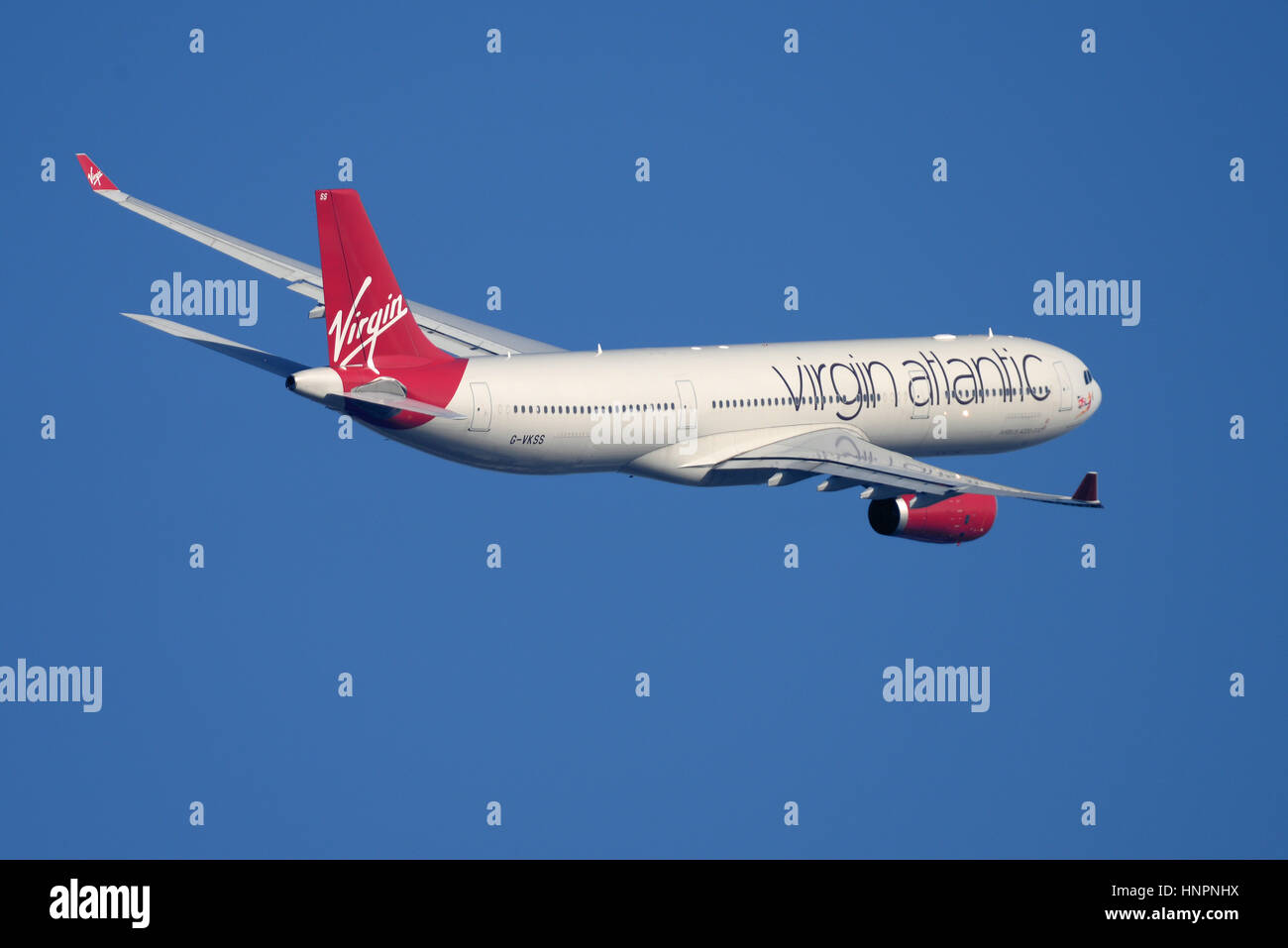 Virgin Atlantic Airways Airbus A330-343 G-VKSS "Mademoiselle Rouge" vom Flughafen London Heathrow in blauen Himmel abheben Stockfoto