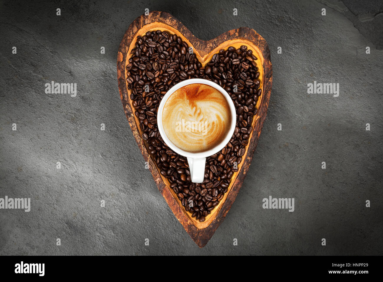 Kaffeebohnen in eine herzförmige Schüssel Stockfoto