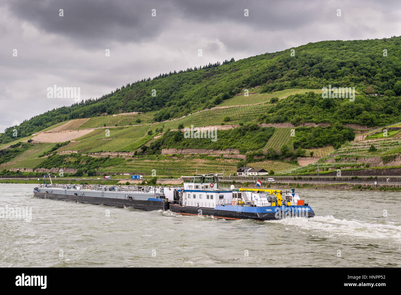 Trechtingshausen, Deutschland - 23. Mai 2016: Tanker Lastkahn (Tank/Gas) Thera am Rhein in der Nähe von Trechtingshausen bei bewölktem Wetter, Rheintal, UNES Stockfoto