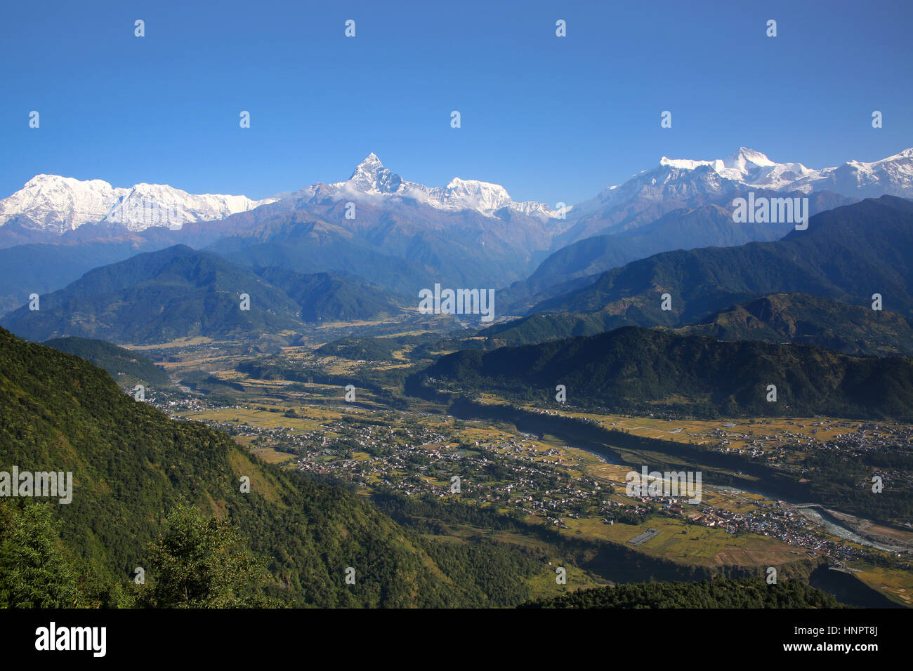 Blick von Sarangkot in Richtung der Annapurna Conservation Area & Bereich Annapurna im Himalaya, Nepal. Stockfoto