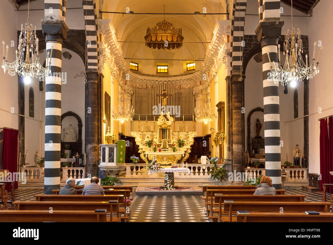 Innenraum der Chiesa di San Giovanni (B. 1244-1307), Monterosso al Mare, Ligurien, Italien Stockfoto