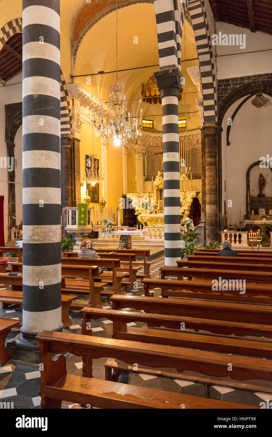 Innenraum der Chiesa di San Giovanni (B. 1244-1307), Monterosso al Mare, Ligurien, Italien Stockfoto