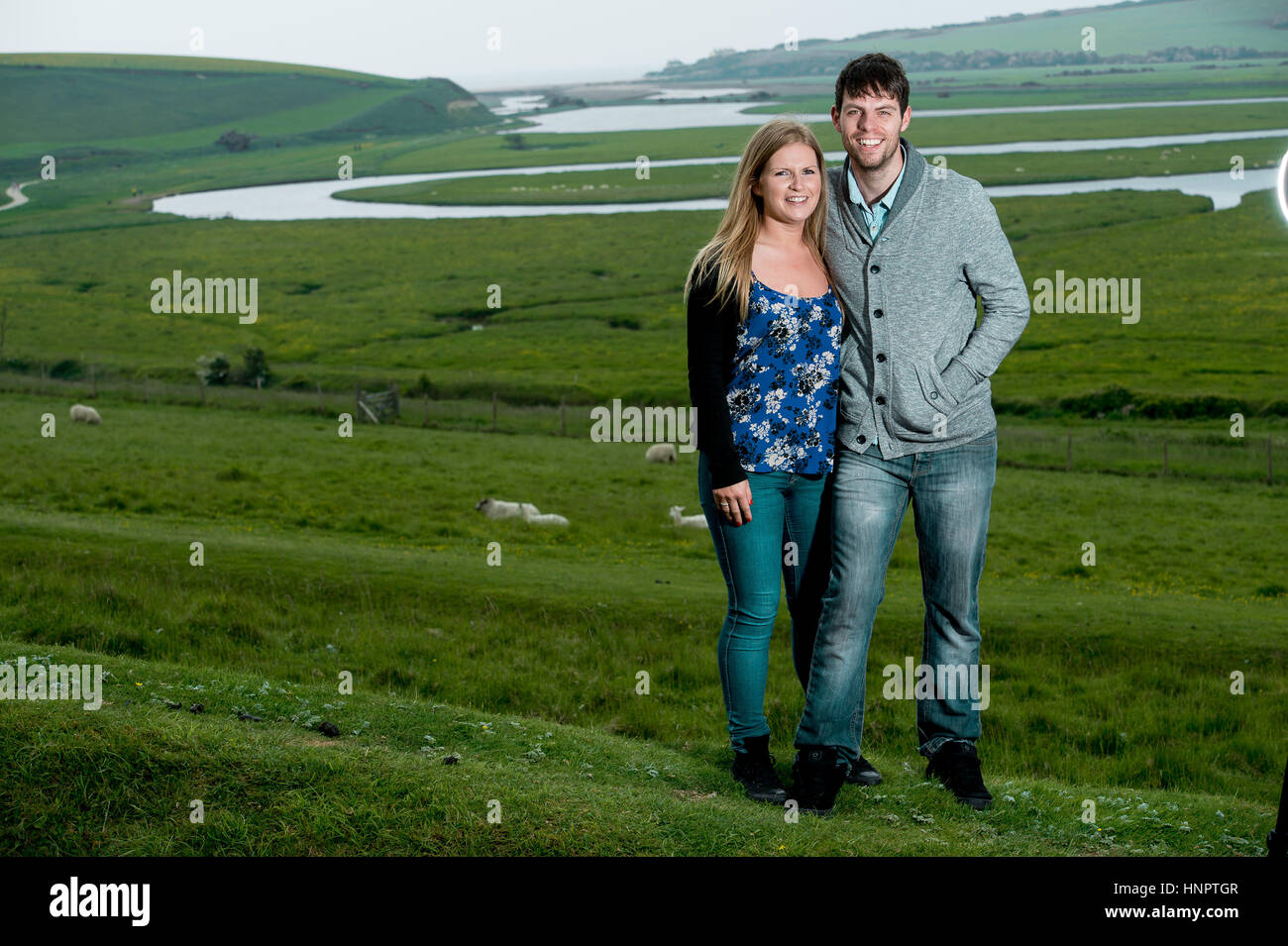 Ein paar vor kurzem engagiert ihre Liebe für einander in der Nähe von sieben Schwestern, East Sussex, UK zeigen. Stockfoto