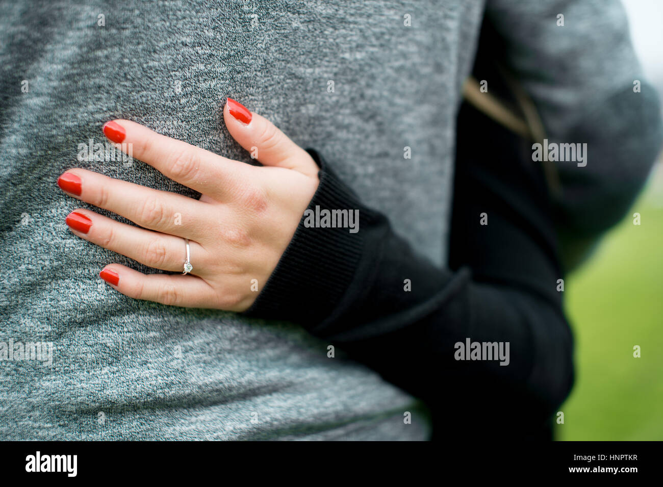 Ein paar vor kurzem engagiert ihre Liebe für einander in der Nähe von sieben Schwestern, East Sussex, UK zeigen. Stockfoto