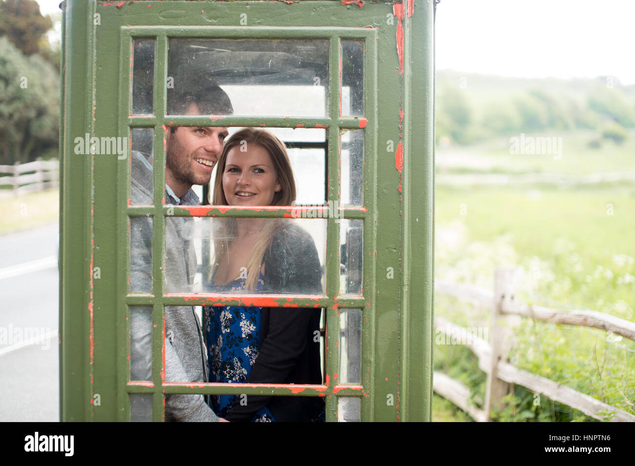 Ein paar vor kurzem engagiert ihre Liebe für einander in der Nähe von sieben Schwestern, East Sussex, UK zeigen. Stockfoto