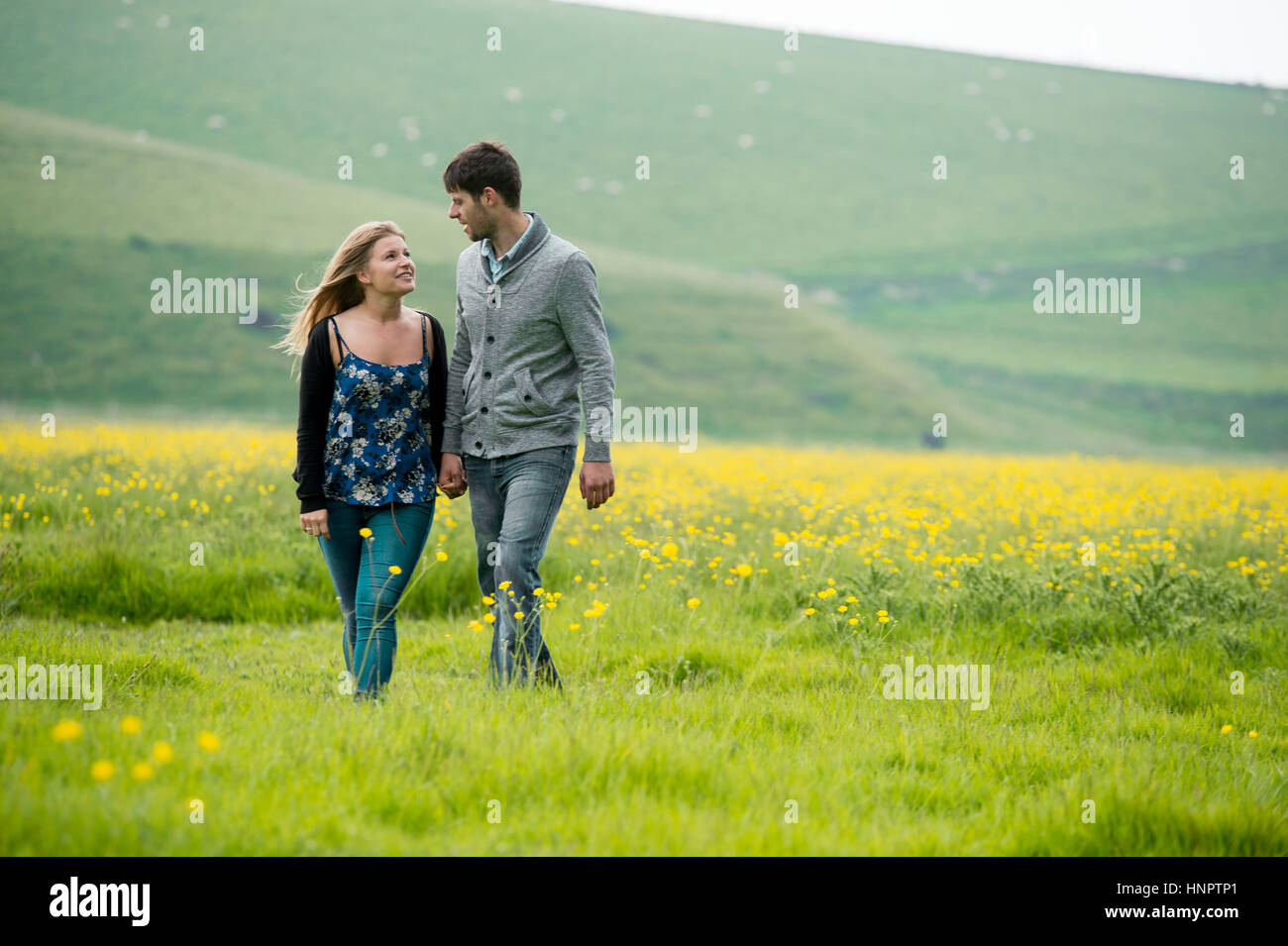 Ein paar vor kurzem engagiert ihre Liebe für einander in der Nähe von sieben Schwestern, East Sussex, UK zeigen. Stockfoto