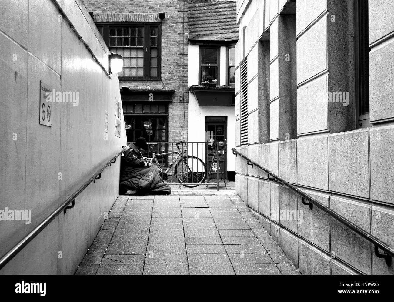 Obdachlose Bettler im städtischen Durchgang Stockfoto