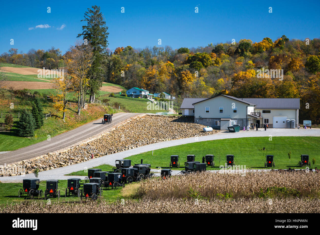 Geparkte Kinderwagen in einer ländlichen Coshocton County amischen Kirche, Ohio, USA. Stockfoto