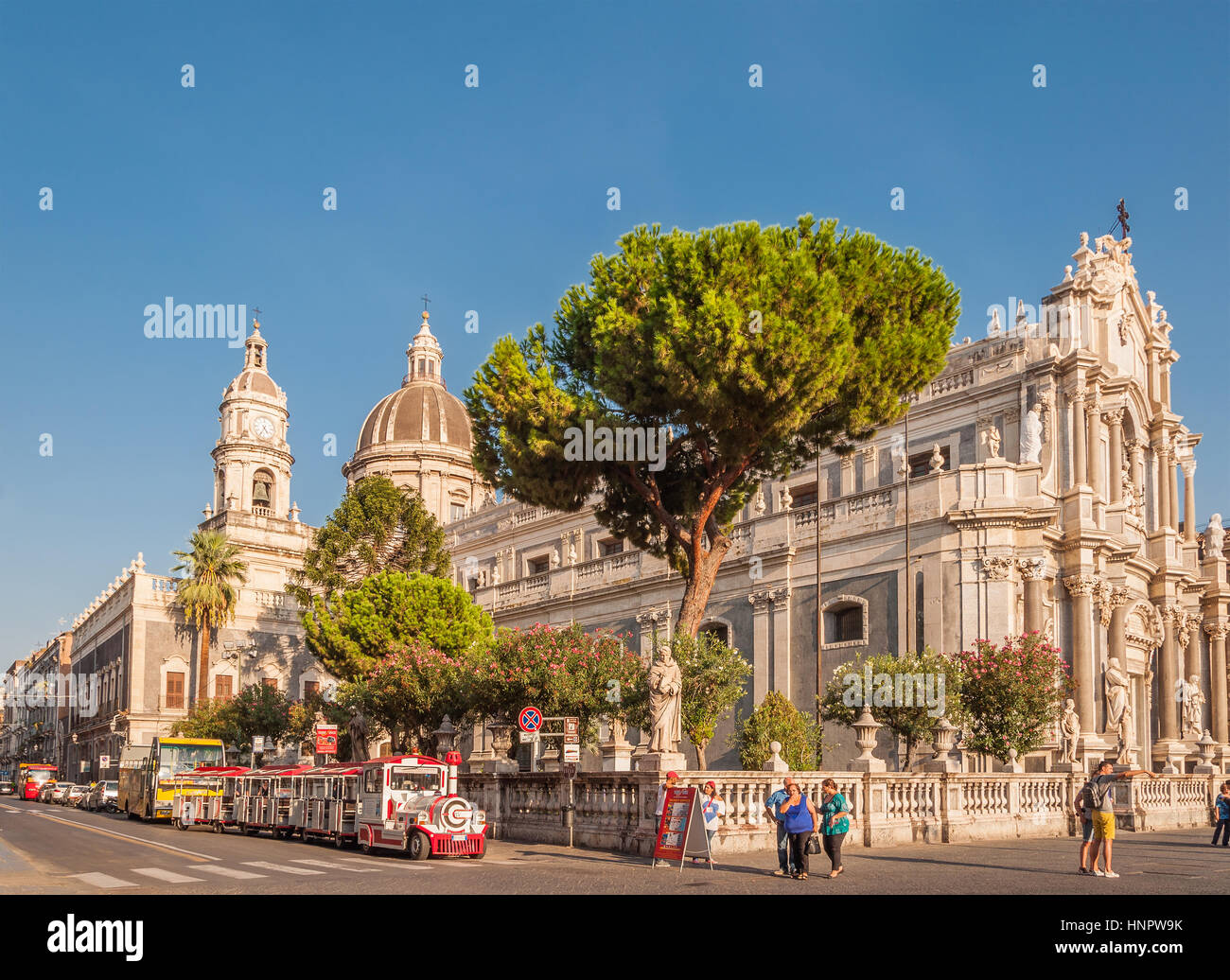 CATANIA, Italien - SEP 13, 2015: Piazza Duomo oder Domplatz mit der Kathedrale von Santa Agatha oder Catania Duomo in Catania auf Sizilien, Italien Stockfoto