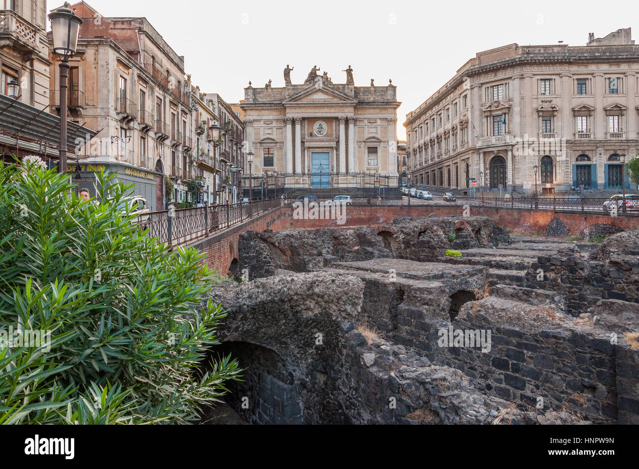 CATANIA, Italien - 13. September 2015: Überreste des römischen Amphitheaters am Stesicoro Platz in Catania, Italien Stockfoto