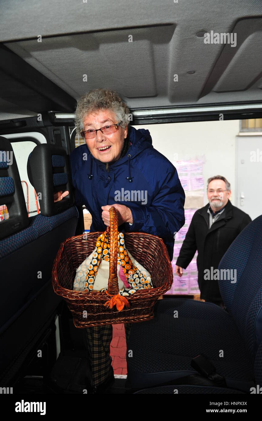 Worms, Deutschland - 23. Dezember 2012: Stadt Worms sponsert Shuttleservice, damit ältere Menschen einkaufen Stockfoto