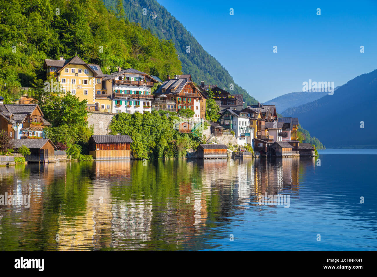 Malerische Postkartenblick auf traditionelle alte Holzhäuser in der Stadt der berühmten Hallstätter See Traun See in den Alpen im Sommer, Österreich Stockfoto