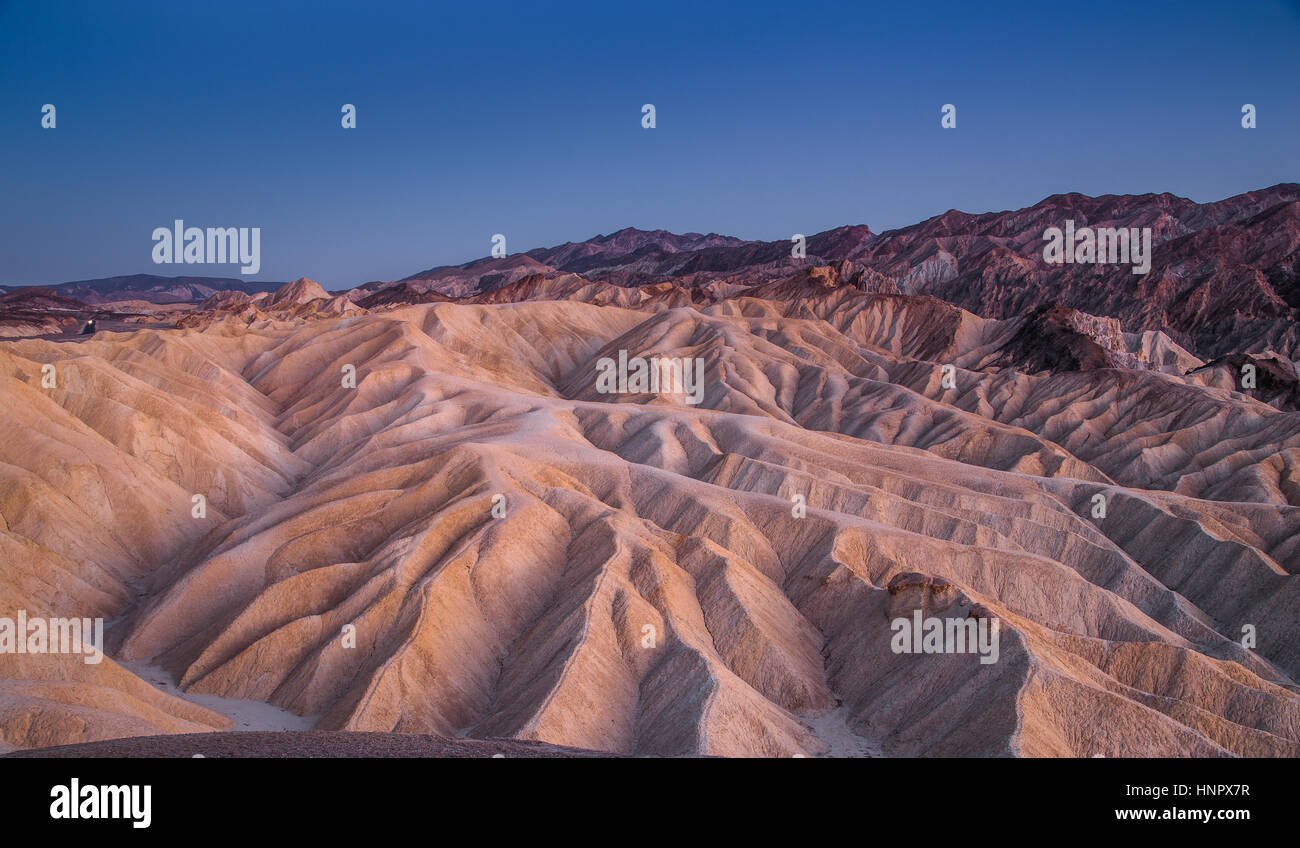 Malerischen Panoramablick auf erstaunliche Sandstein-Formationen am berühmten Aussichtspunkt Zabriskie Point in schönen Beitrag Sonnenuntergang Dämmerung, Death Valley National Par Stockfoto