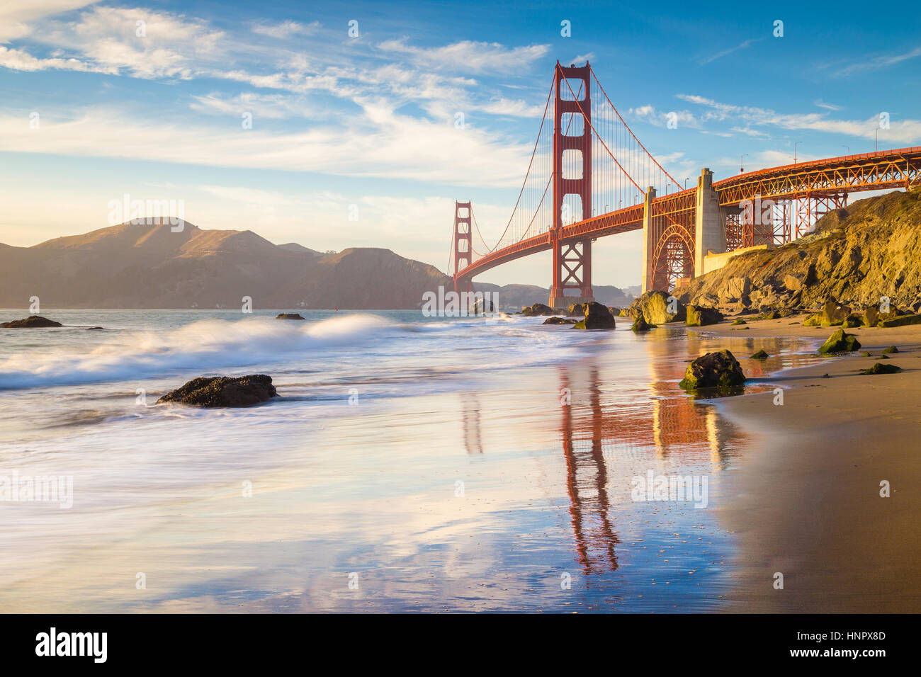 Klassische Panorama der berühmten Golden Gate Bridge gesehen vom malerischen Baker Beach im schönen goldenen Abendlicht bei Sonnenuntergang, San Francisco Bay, USA Stockfoto