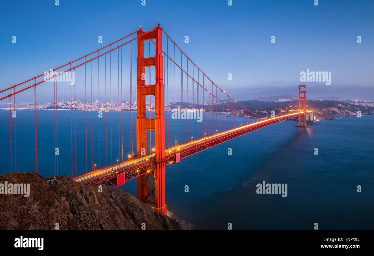 Klassische Panorama der berühmten Golden Gate Bridge gesehen aus Sicht der Batterie Spencer in schönen Beitrag Sonnenuntergang Dämmerung zur blauen Stunde, San Francisco Stockfoto