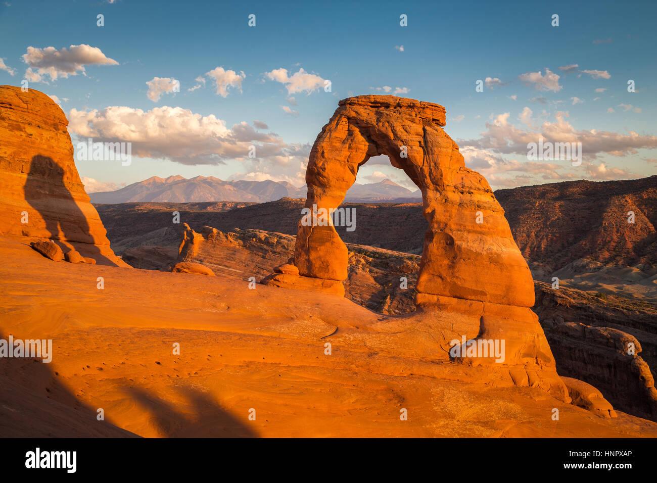 Klassische Postkartenblick auf berühmte Delicate Arch, Symbol der Utah und eine beliebte malerische Touristenattraktion in schönen goldenen Abendlicht bei Sonnenuntergang Stockfoto