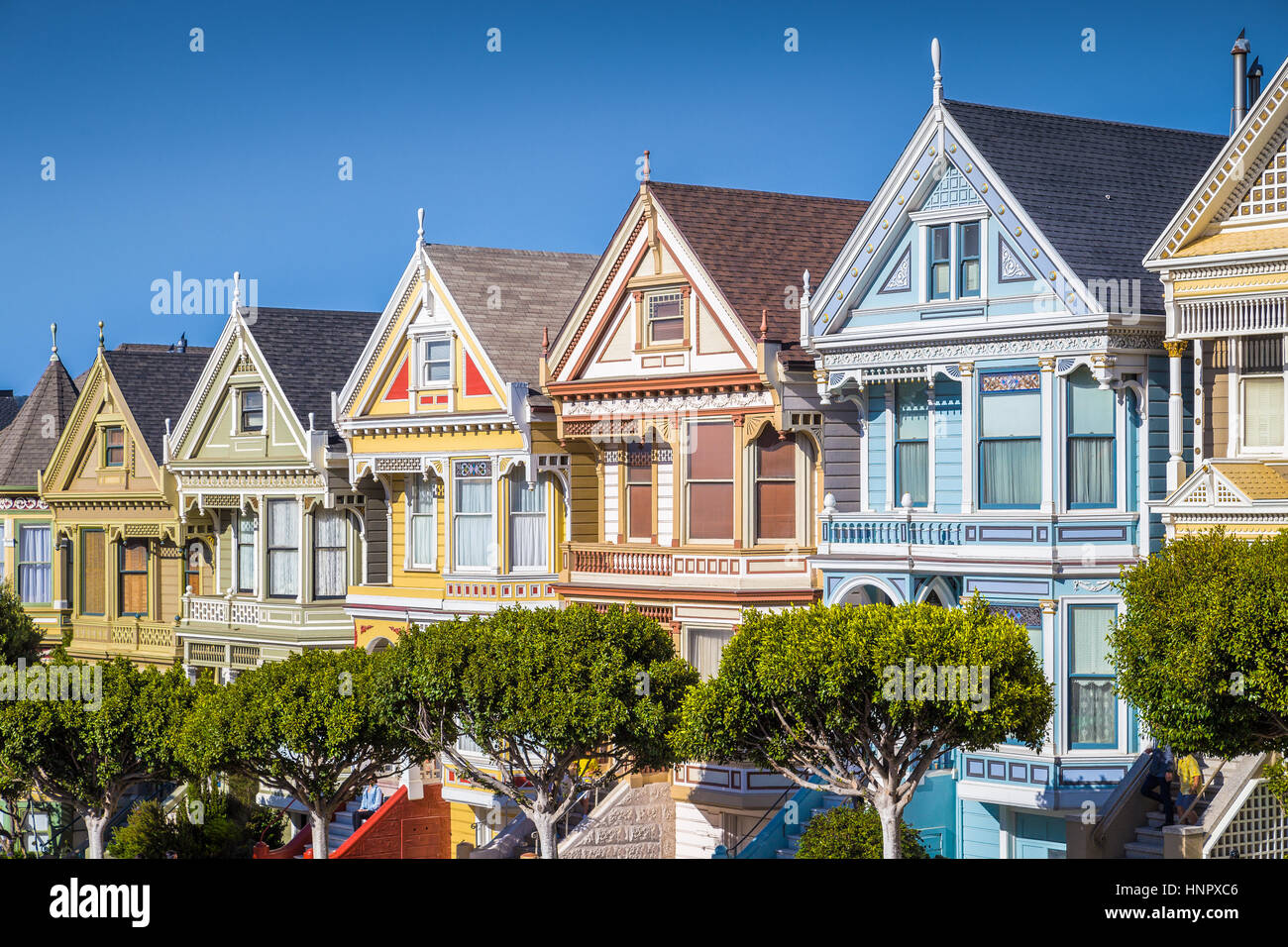 Klassische Postkarten-Blick der berühmten Painted Ladies, eine Reihe von bunten viktorianischen Häusern liegt am Alamo Square, an einem schönen sonnigen Tag, San Francisco Stockfoto