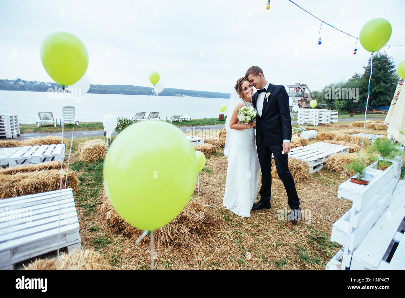 schöne junge Hochzeit paar küssen, blonde Braut mit flowe Stockfoto