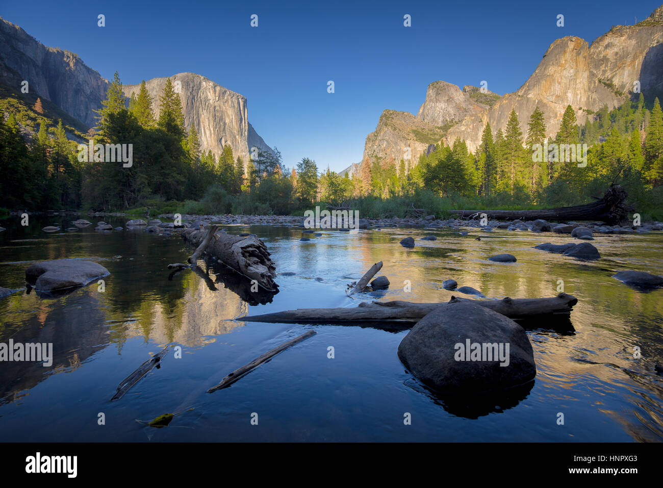 Klassische Ansicht des malerischen Yosemite Valley mit berühmten El Capitan Felsen klettern Gipfel und idyllischen Merced River im schönen Abendlicht bei Sonnenuntergang, USA Stockfoto