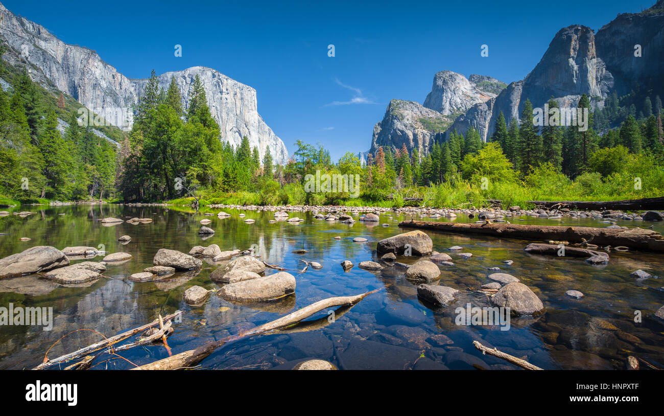 Klassische Ansicht des malerischen Yosemite Valley mit berühmten El Capitan Klettern Gipfel und idyllischen Merced Fluss an einem sonnigen Tag mit blauem Himmel und Wolken Stockfoto