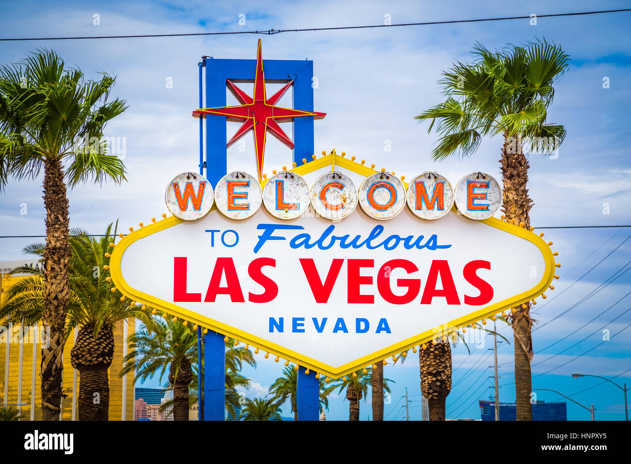 Klassische Ansicht von Welcome to Fabulous Las Vegas Schild am südlichen Ende des berühmten Las Vegas Strip Welt an einem schönen sonnigen Tag mit blauem Himmel und Wolken Stockfoto