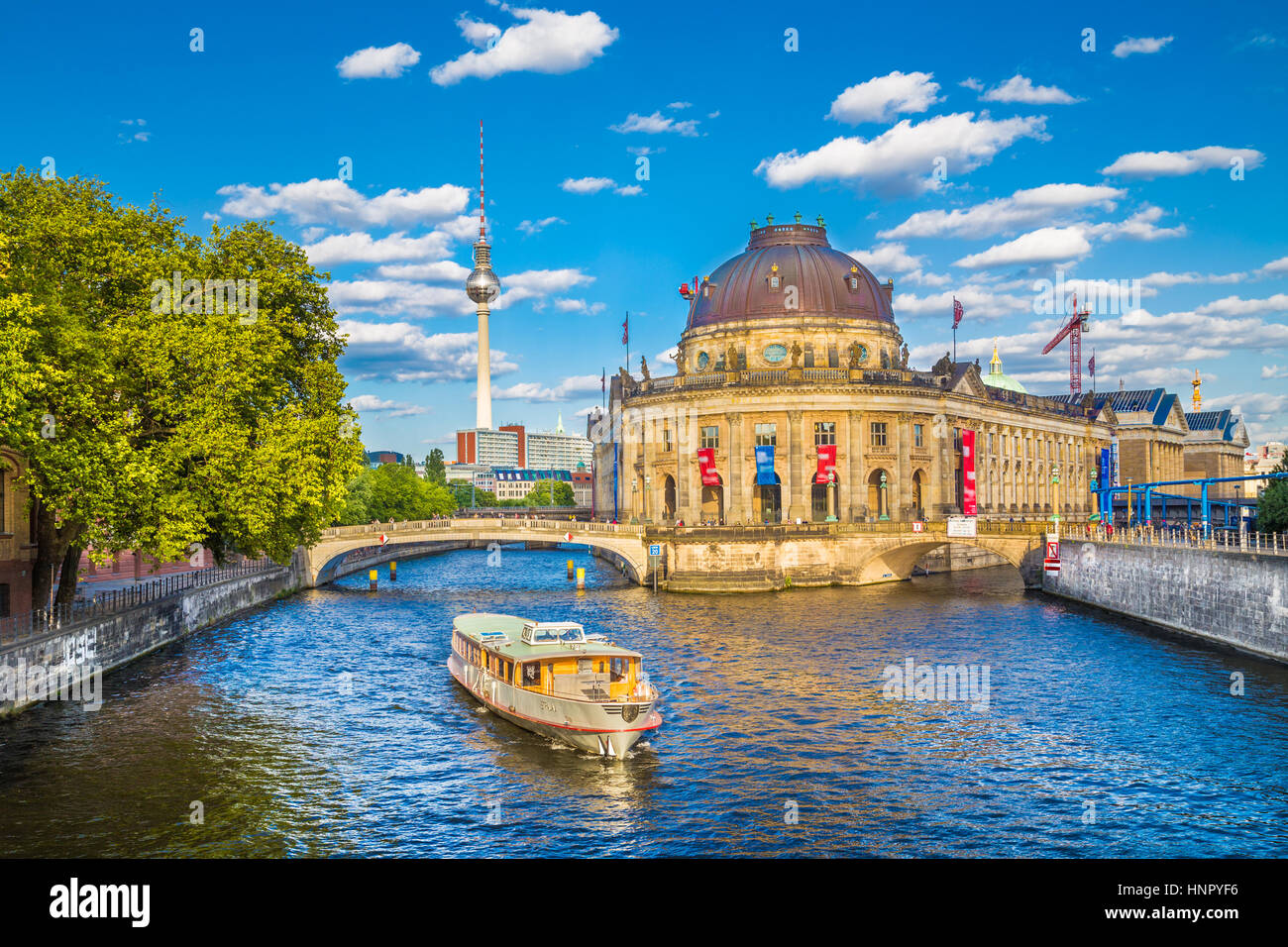 Klassische Ansicht der Berliner Museumsinsel mit berühmten TV-Turm und Ausflug Boot an Spree in schönen goldenen Abendlicht bei Sonnenuntergang, Berlin Mitte Stockfoto