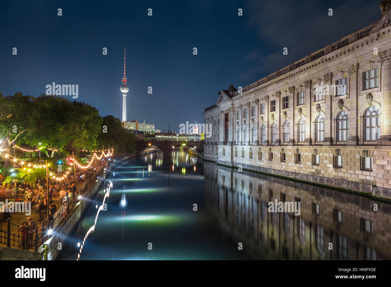 Menschen tanzen im Sommer Strandbar Beach-Party in der Nähe von Spree entlang auf der Museumsinsel mit berühmten TV Turm im Hintergrund bei Nacht, Berlin, Deutschland Stockfoto