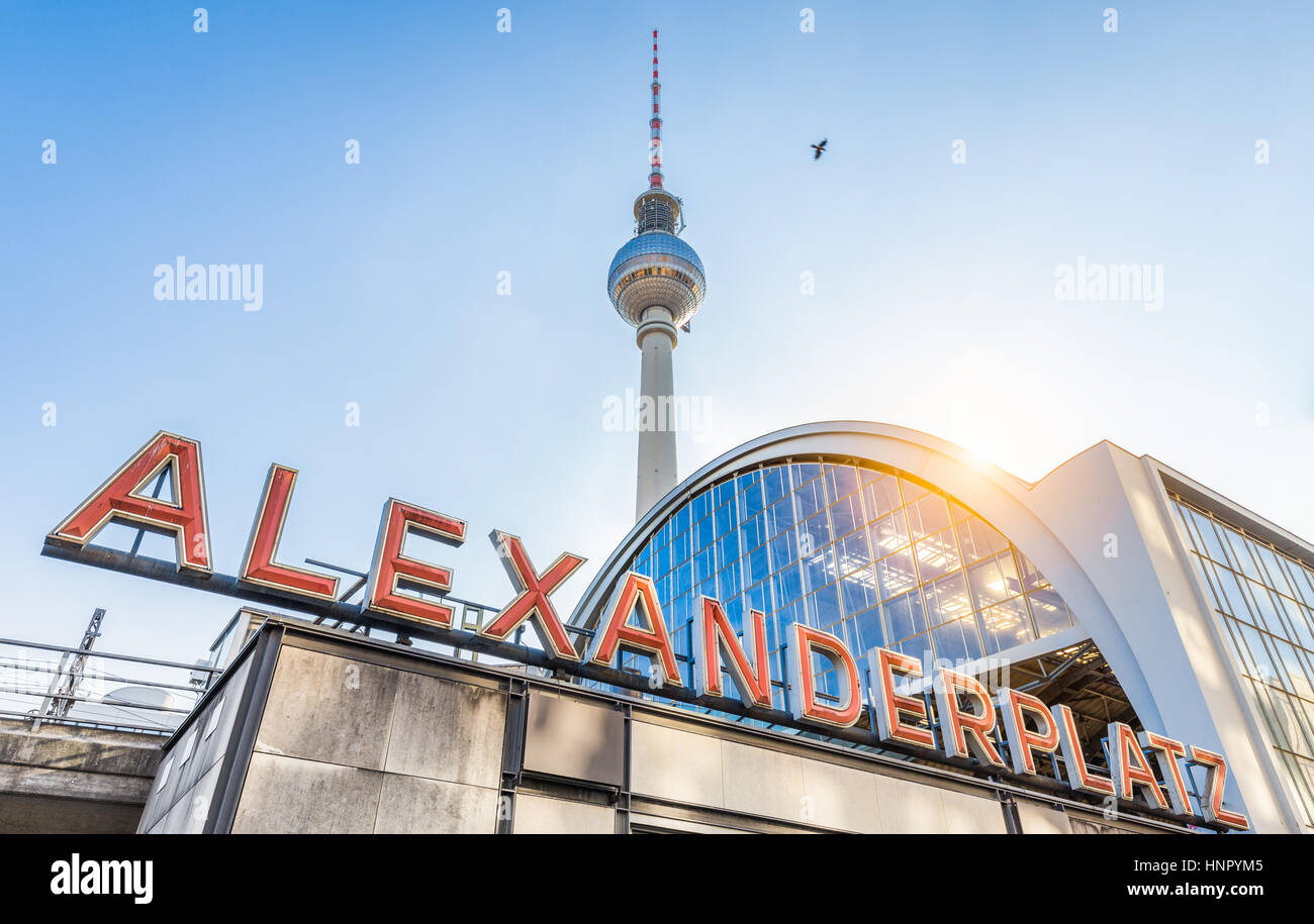 Im Weitwinkel Alexanderplatz Neon melden Sie mit berühmten Fernsehturm und Bahnhof im Abendlicht bei Sonnenuntergang im Sommer, zentrale Berlin Mitte, Deutschland Stockfoto