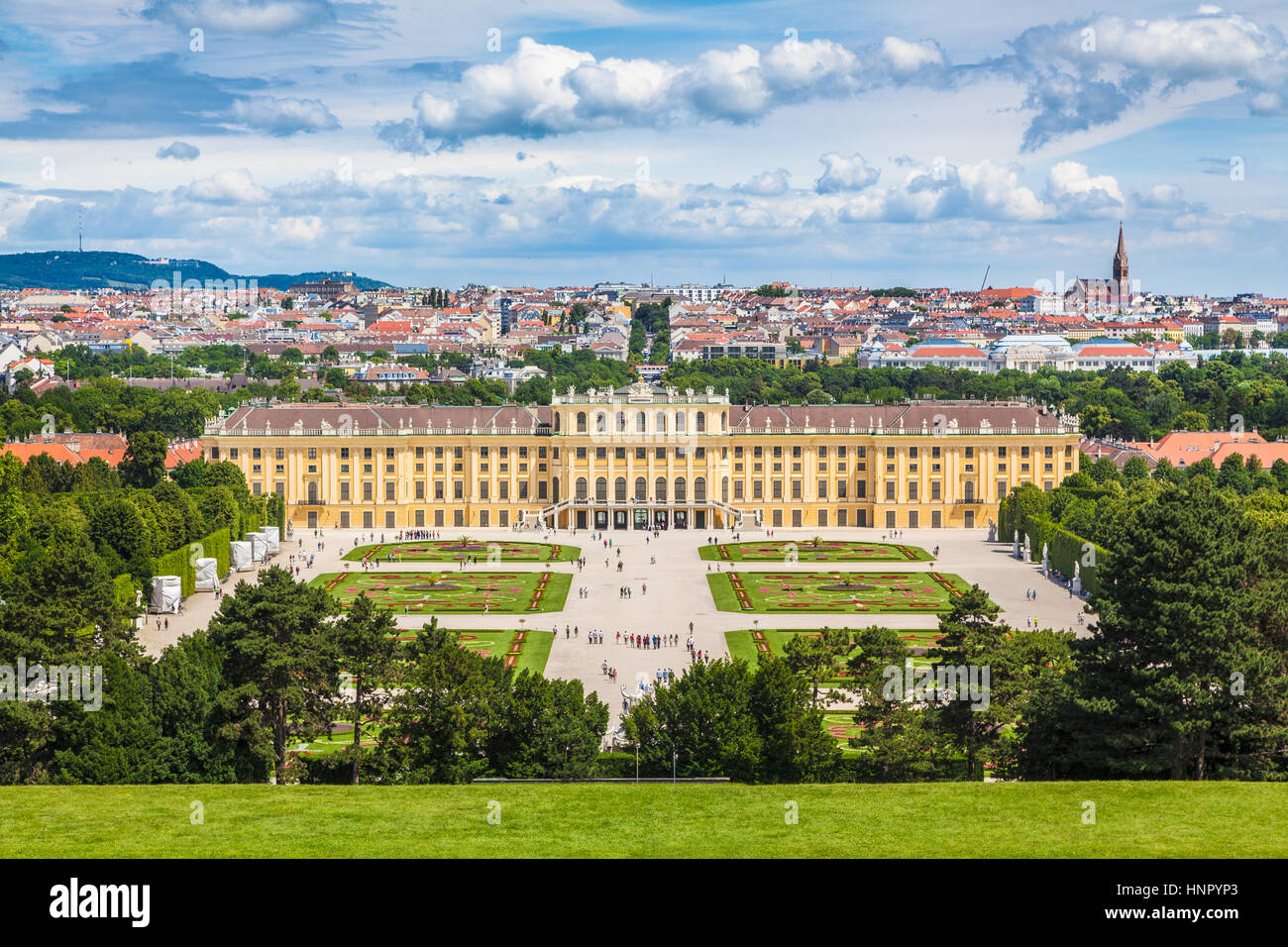 Klassische Ansicht des berühmten Schloss Schönbrunn mit malerischen großen Parterres Garten an einem schönen sonnigen Tag mit blauem Himmel und Wolken, Wien, Österreich Stockfoto