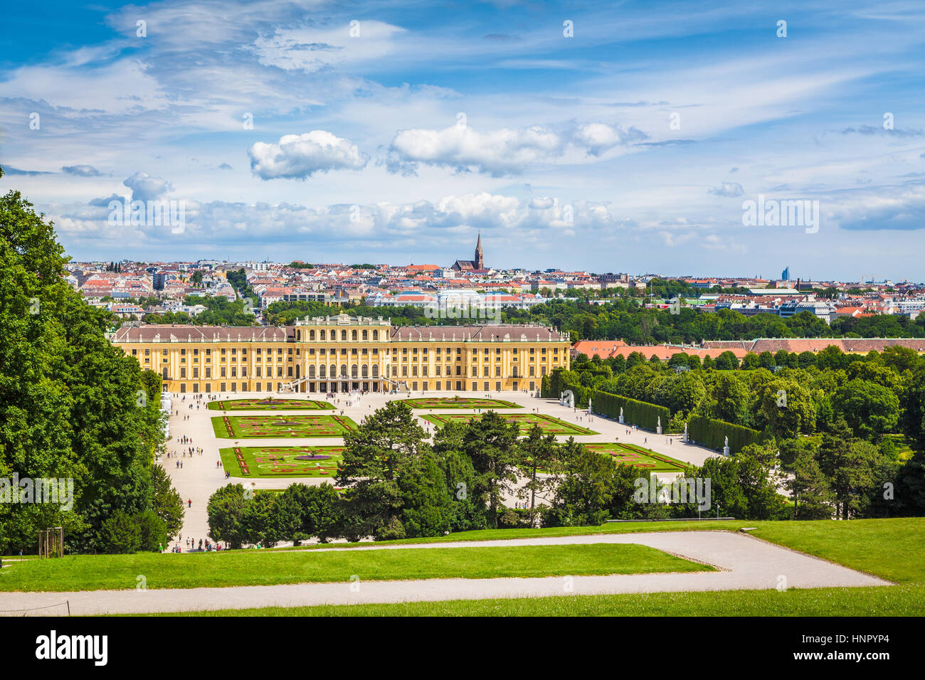 Klassische Ansicht des berühmten Schloss Schönbrunn mit großen Parterres Garten an einem schönen sonnigen Tag mit blauem Himmel und Wolken im Sommer, Wien, Österreich Stockfoto