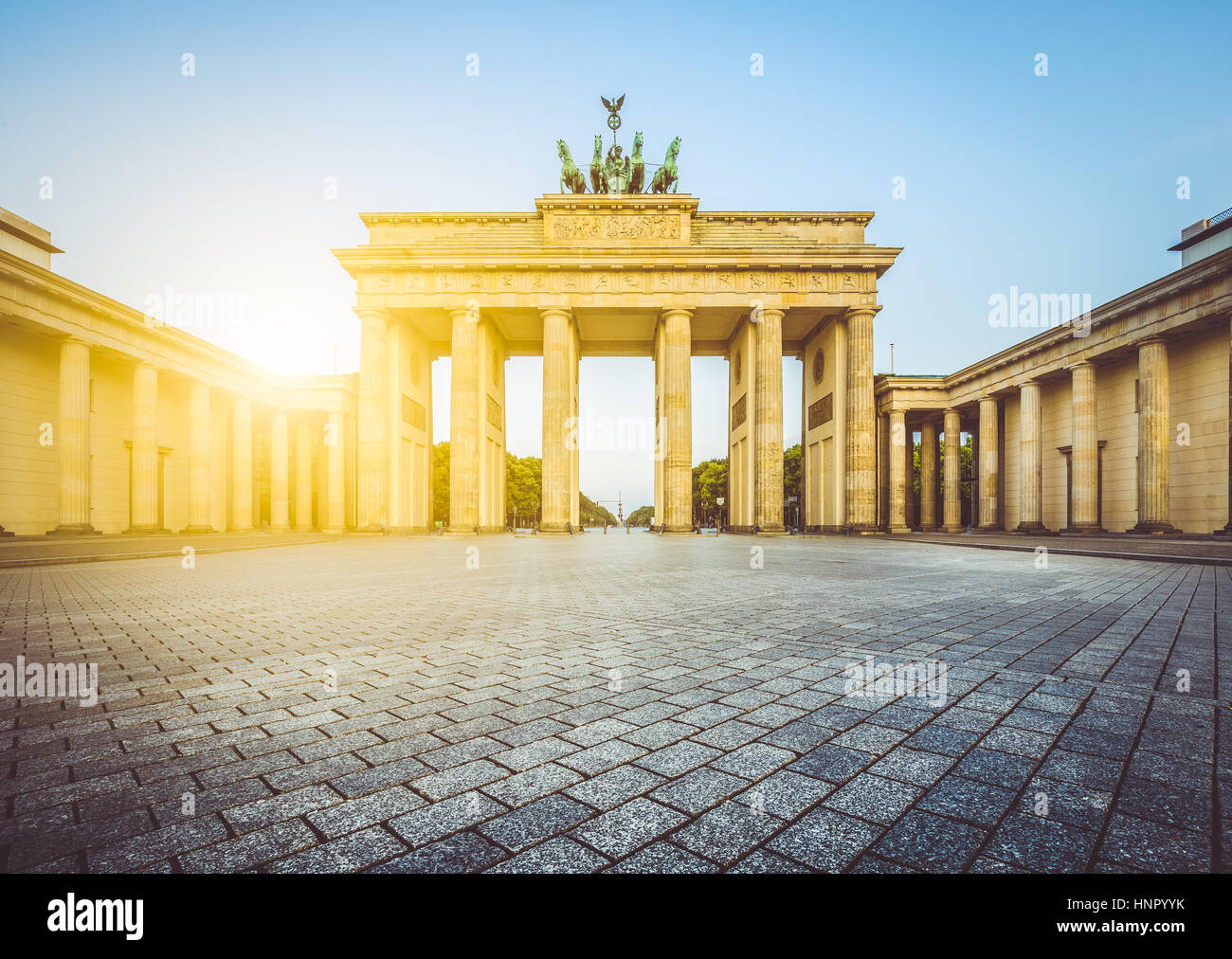 Brandenburger Tor, eines der bekanntesten Wahrzeichen und nationale Symbole Deutschlands, im schönen Morgenlicht bei Sonnenaufgang, Berlin Mitte, Germany Stockfoto