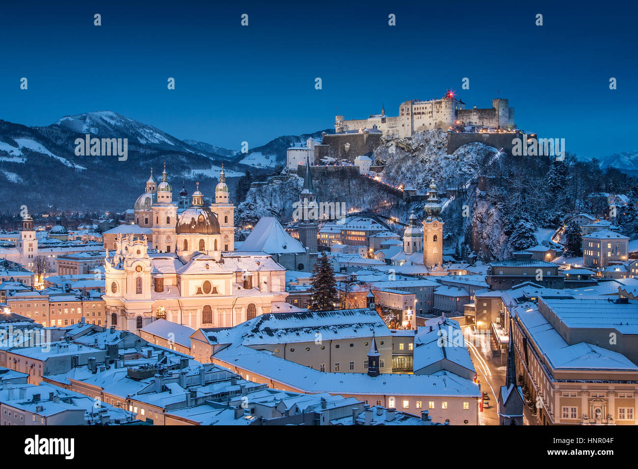 Schöne Aussicht auf die Altstadt von Salzburg mit Festung Hohensalzburg beleuchtet in malerischen Winter Dämmerung, Salzburger Land, Österreich Stockfoto