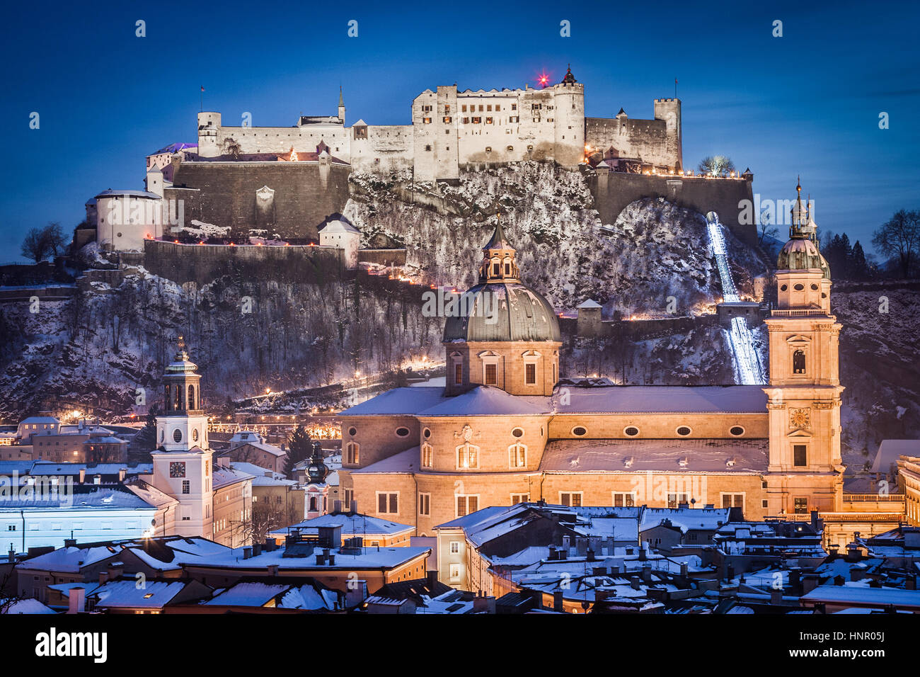 klassischen-blick-auf-die-altstadt-von-salzburg-mit-salzburger-dom-und